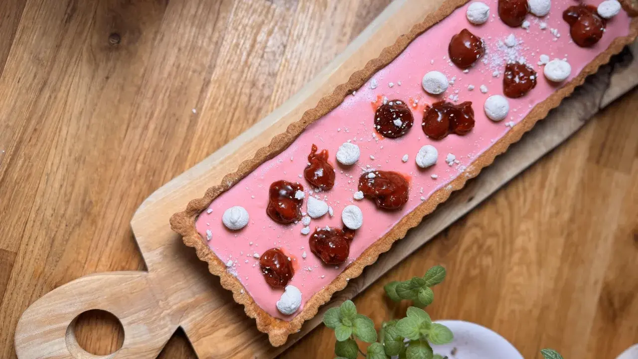 Pyszne ciasto kruche bezglutenowe z różowym kremem, wisienkami i bezą. Idealne na deser.