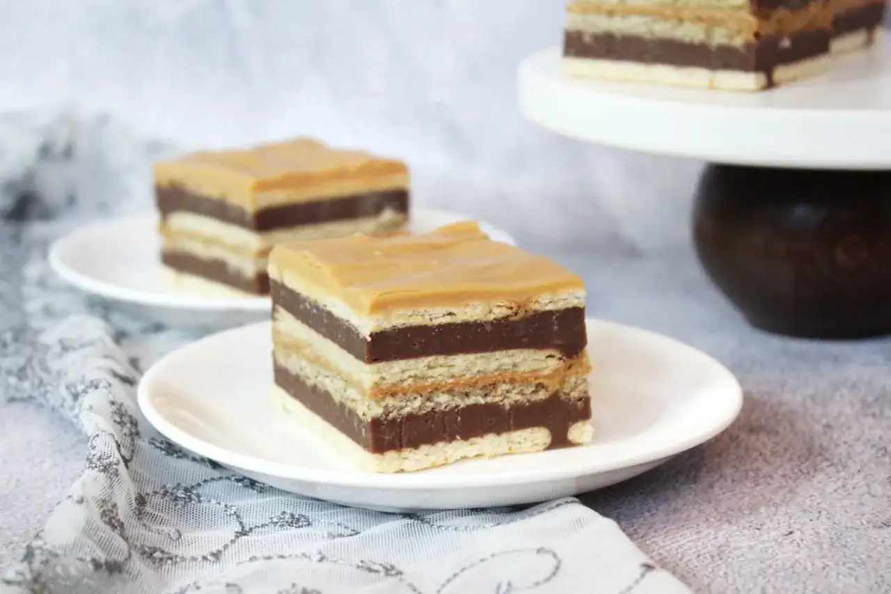 Kawałek ciasta z warstwami czekolady i karmelu, przypominający 3 bit.
