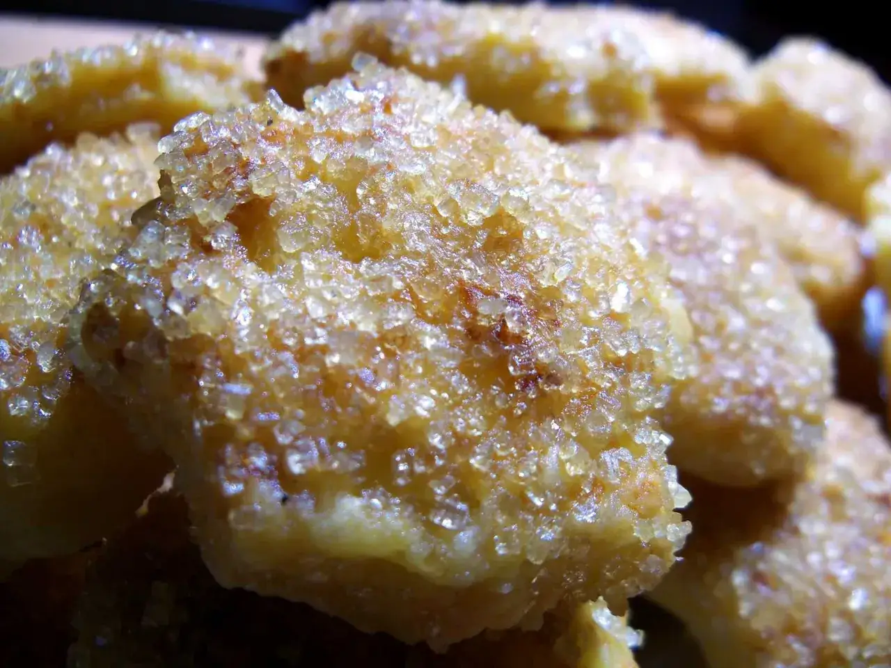 Chrupiące ciasteczka posypane kryształkami cukru, idealne na słodką chwilę. Przepis na crumbl cookies w zasięgu ręki!