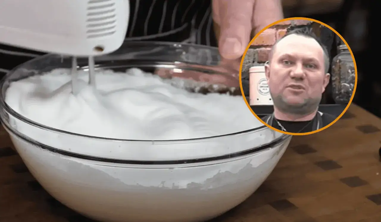 Mężczyzna pokazuje, jak ubić białka na sztywną pianę za pomocą miksera.
