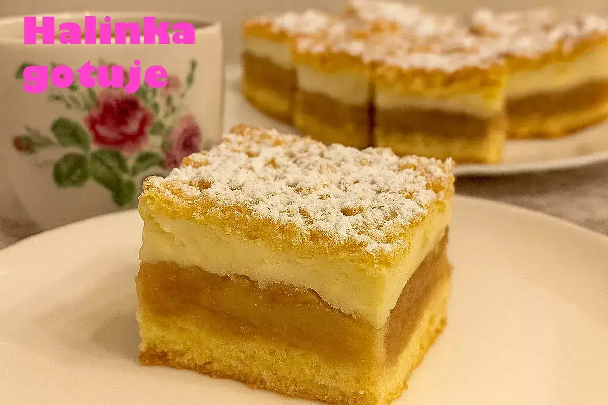 Pyszne ciasto z jabłkami i budyniem, posypane cukrem pudrem. Idealne na deser, gdy Halinka gotuje!