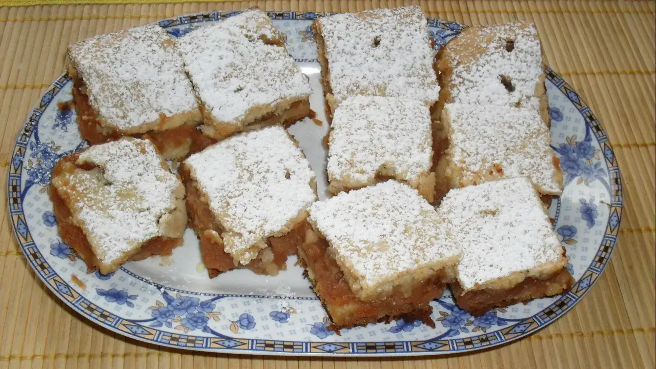 Pyszne ciasta z jabłkami, posypane cukrem pudrem, wyglądają jak jedne z 10 najlepszych ciast.