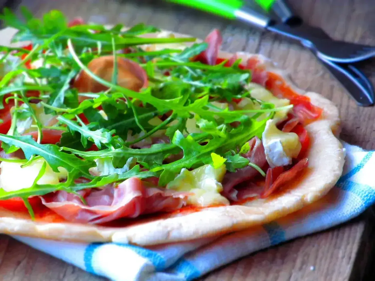 Pizza Parma z rukolą, szynką parmeńską i serem. Idealne pizza parma składniki na letni wieczór.