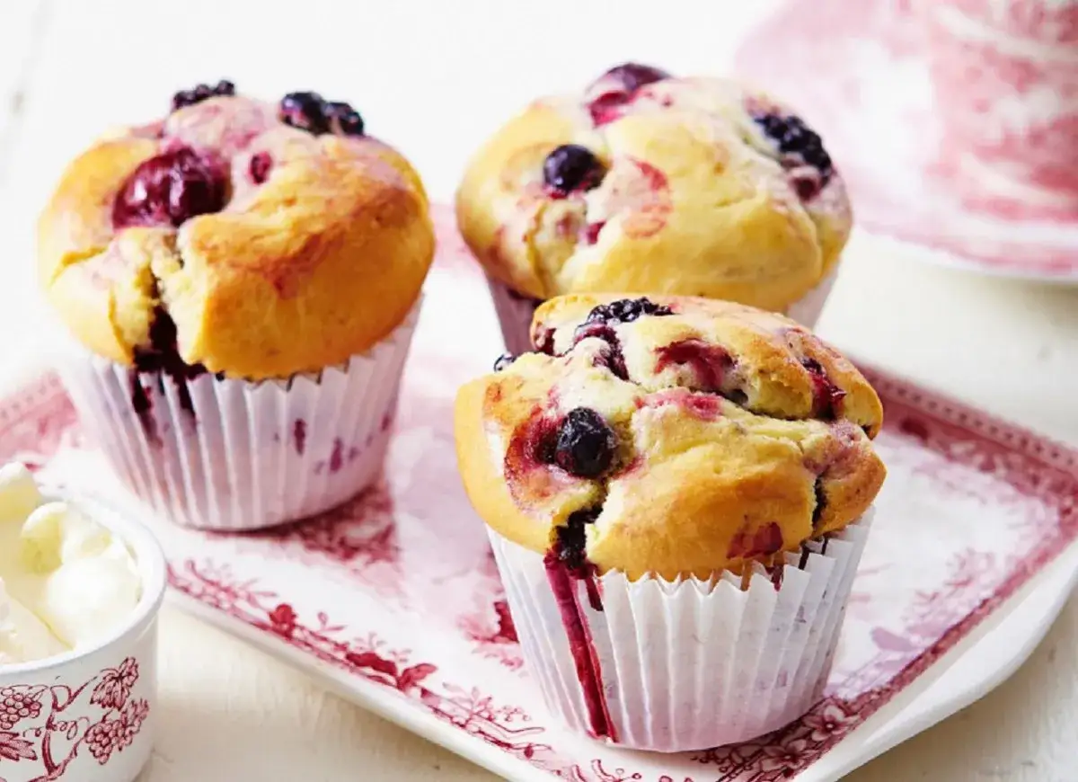 Przepis na wilgotne i puszyste muffinki z jagodami. Idealne na śniadanie lub deser.