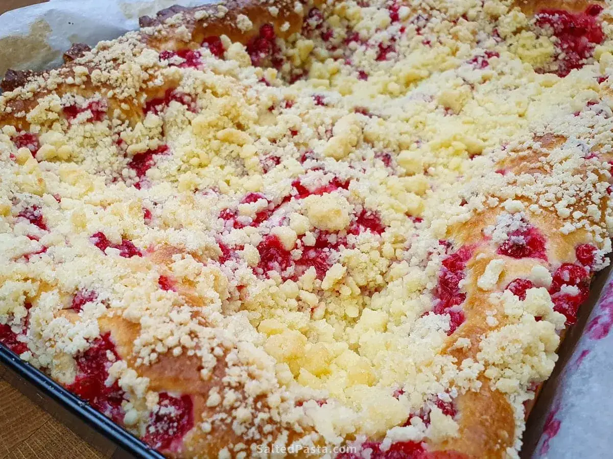 Pyszne ciasto z porzeczkami i kruszonką, pachnące latem. Idealne na podwieczorek.
