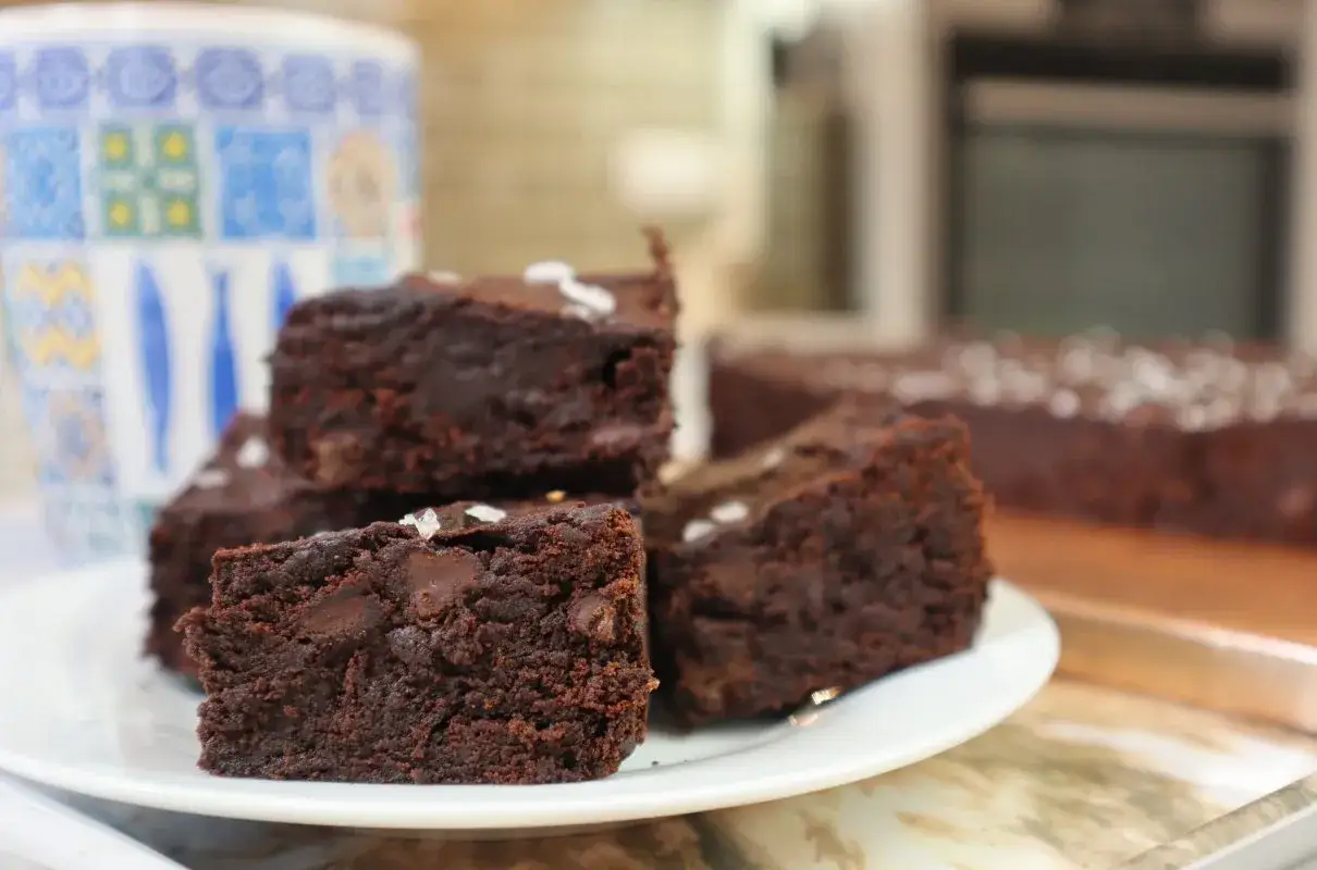 Pyszne, wilgotne brownie z kawałkami czekolady, posypane solą. Idealne do kawy, według prostego brownie przepis.