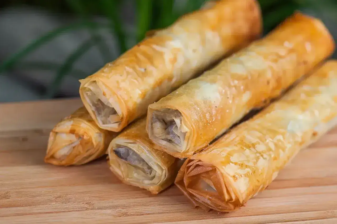 Chrupiące rolki z ciasta filo, wypełnione aromatycznym farszem, kuszą złotym kolorem i zapraszają do degustacji.