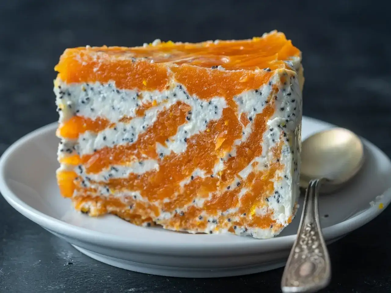 Warstwowe ciasto bez pieczenia z pomarańczami i makiem. Idealne na letnie popołudnie.