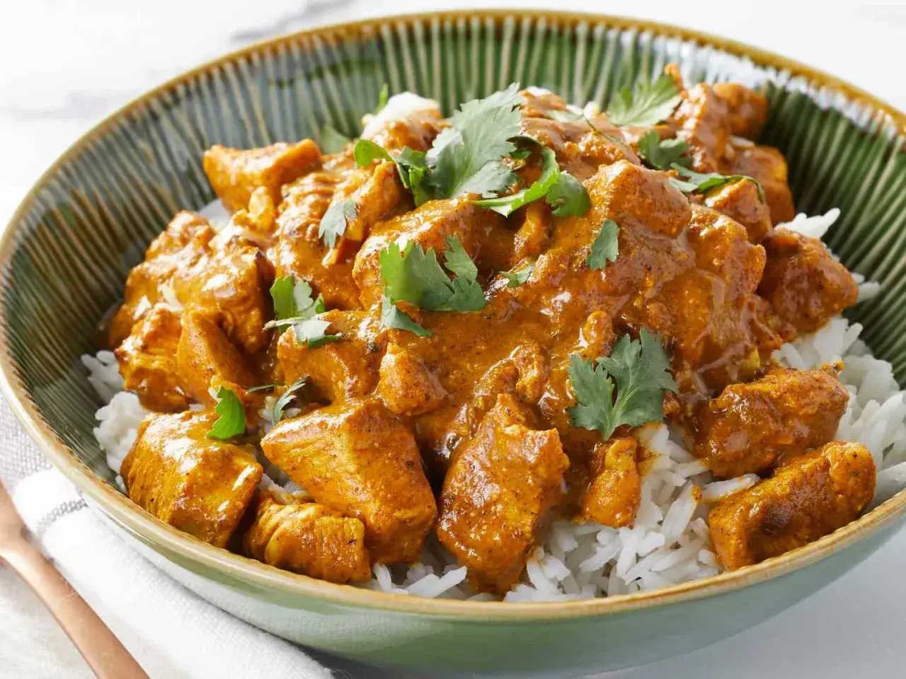 Pyszny kurczak w sosie curry, podany z ryżem. Idealny przepis na obiad.