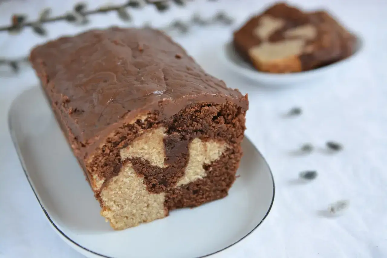 Pyszna babka marmurkowa z polewą czekoladową, idealna na wielkanocny stół.