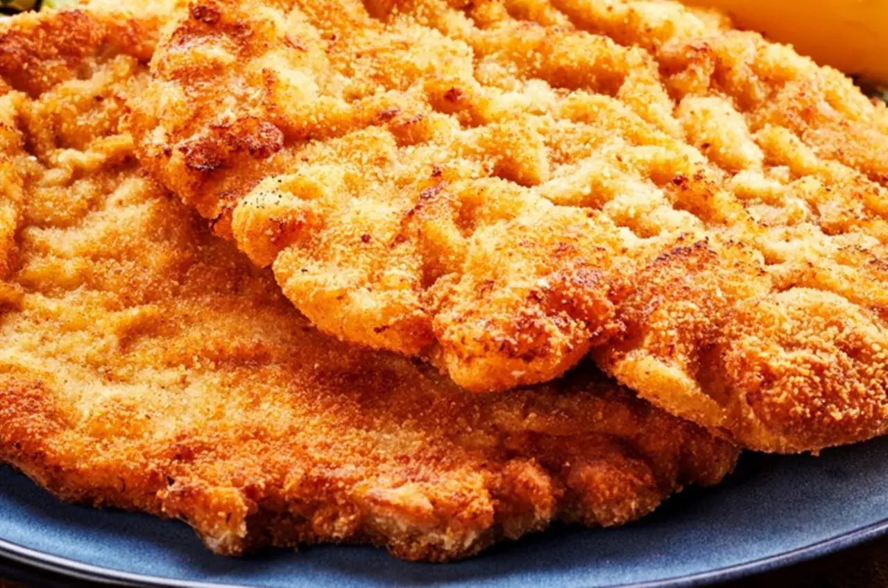 Złociste kotlety schabowe w panierce, pachnące świeżością, jakby właśnie wyszły z pieca. Idealna bułka tarta nadała im chrupkości.
