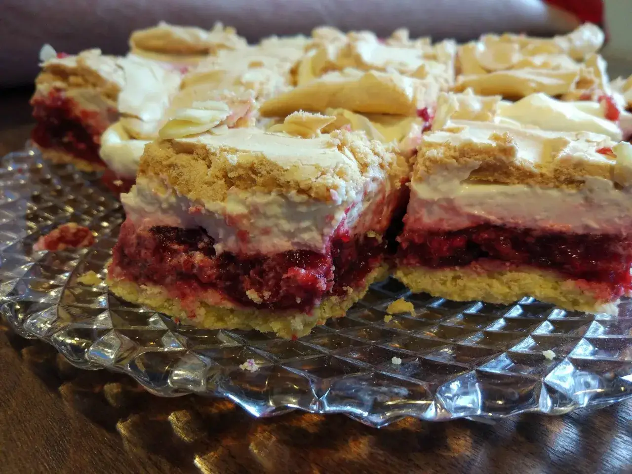 Malinowa chmurka bez pieczenia, puszysta masa, malinowa warstwa i kruchy spód. Idealna na deser!