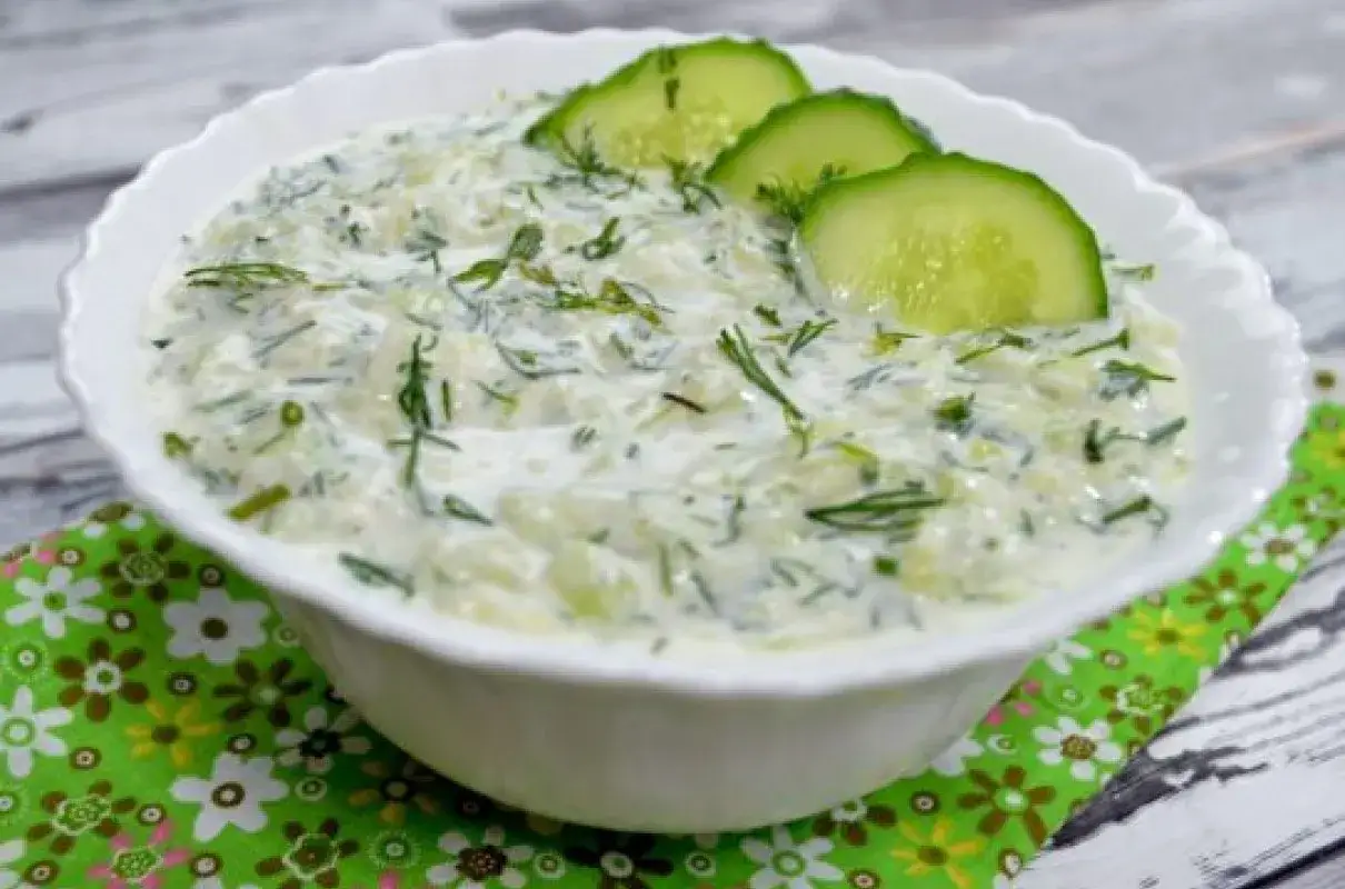 Pyszny, kremowy sos tzatziki z ogórkiem i koperkiem, idealny do greckich potraw. Prosty przepis na tzatziki.
