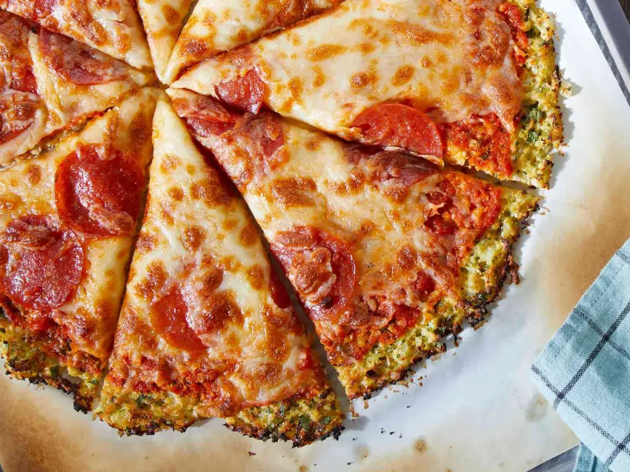 Pyszna pizza na spodzie z kalafiora, z ciągnącym się serem i pepperoni. Idealna alternatywa dla tradycyjnego ciasta.