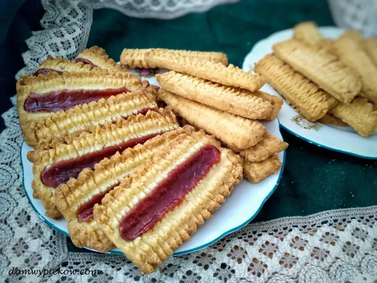 Pyszne ciasteczka z dżemem, idealne do kawy. Ten przepis na ciastka jest prosty i szybki.