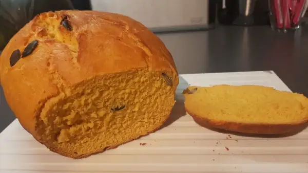 Puszysty chleb dyniowy na drożdżach, z pestkami dyni w cieście i na wierzchu. Pachnie jesienią!
