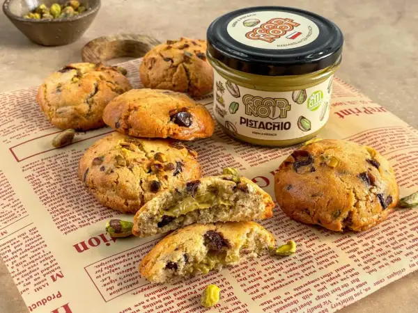 Pyszne ciasteczka z kremem pistacjowym, idealne na **crumbl cookies przepis**. Słodka przekąska pełna pistacji.