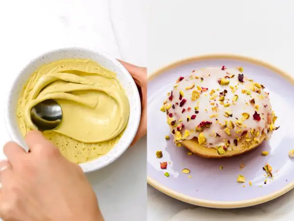 Pyszne pączki pistacjowe z lukrem i posypką z pistacji i płatków róży. Obok miska z kremem pistacjowym.