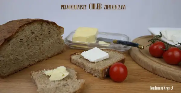 Pyszny chleb ziemniaczany, świeże masło i pomidorki. Idealne śniadanie.