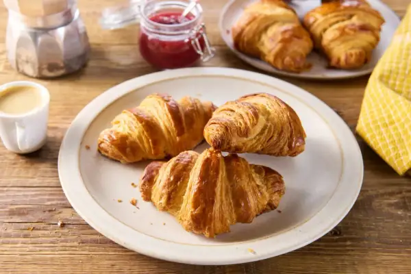 Złociste croissanty, idealne na śniadanie. Ten przepis na croissanty sprawi, że poczujesz się jak w paryskiej piekarni.