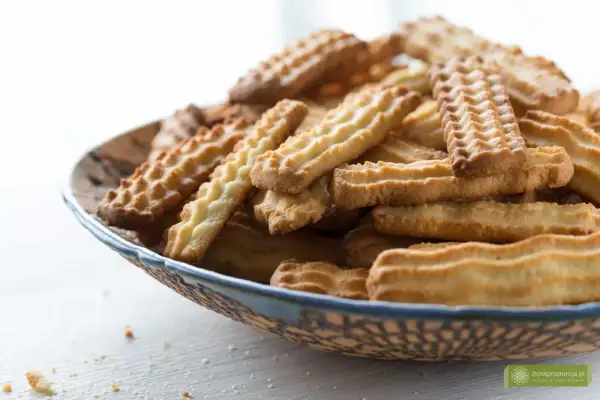 Stos ciasteczek na talerzu, idealnych do kawy. Prosty przepis na ciastka, który każdy może wypróbować.