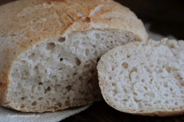 Puszysty chleb bezglutenowy, idealny na kanapki. Prosty przepis na domowe pieczywo.