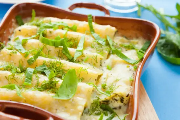 Cannelloni w sosie śmietanowym, zapiekane i posypane świeżymi ziołami. Pyszny sos śmietanowy do zapiekanki.