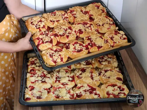 Dwie blachy pełne pysznych, domowych drożdżówek z truskawkami i kruszonką. Idealne na letnie popołudnie.
