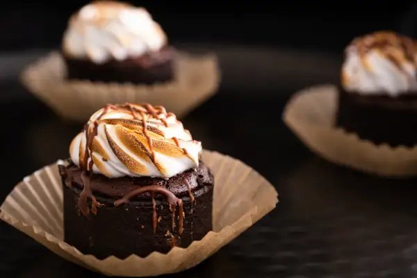 Pyszne babeczki brownie z pianką marshmallow i polewą czekoladową.