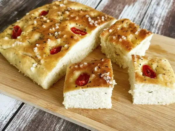 Pyszna focaccia z pomidorkami i solą morską. Idealny przepis na domową focaccię, która zachwyci każdego.