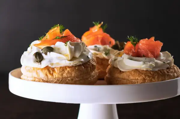 Pizzerinki z ciasta francuskiego z kremowym serkiem, łososiem, kaparami i koperkiem.