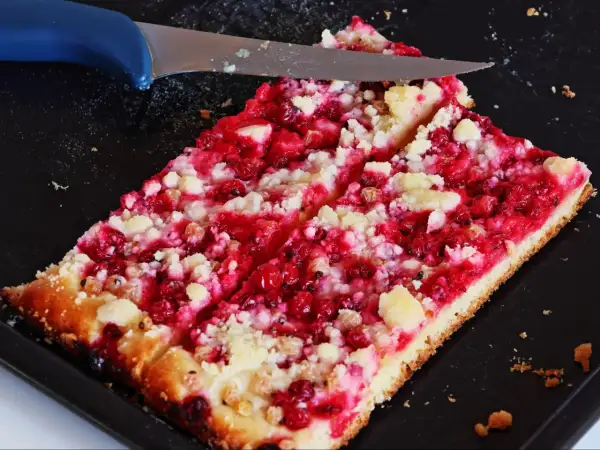 Pyszne ciasto z porzeczkami i kruszonką, właśnie kroimy pierwszy kawałek.