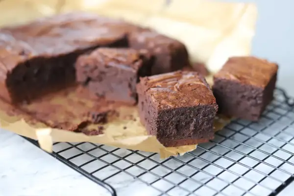 Pyszne, wilgotne brownie na kratce. Idealne na deser, gdy masz ochotę na coś słodkiego. Prosty brownie przepis.