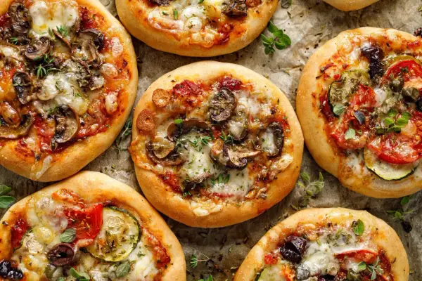 Pyszne pizzerinki z pieczarkami, pomidorami i cukinią. Idealne na szybki obiad lub przekąskę. Prosty pizzerinki przepis.