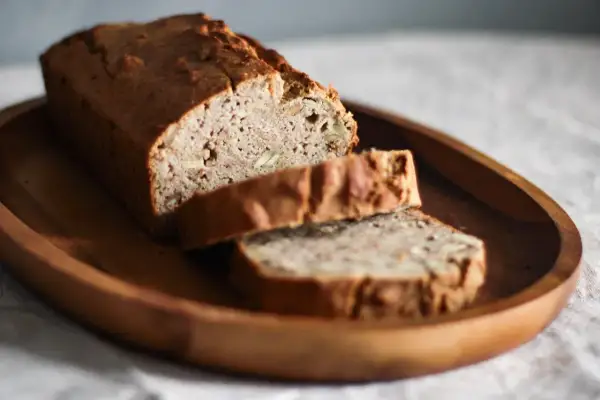 Chleb z ziarnami, idealny do pieczenia w garnku rzymskim, pokrojony na talerzu.